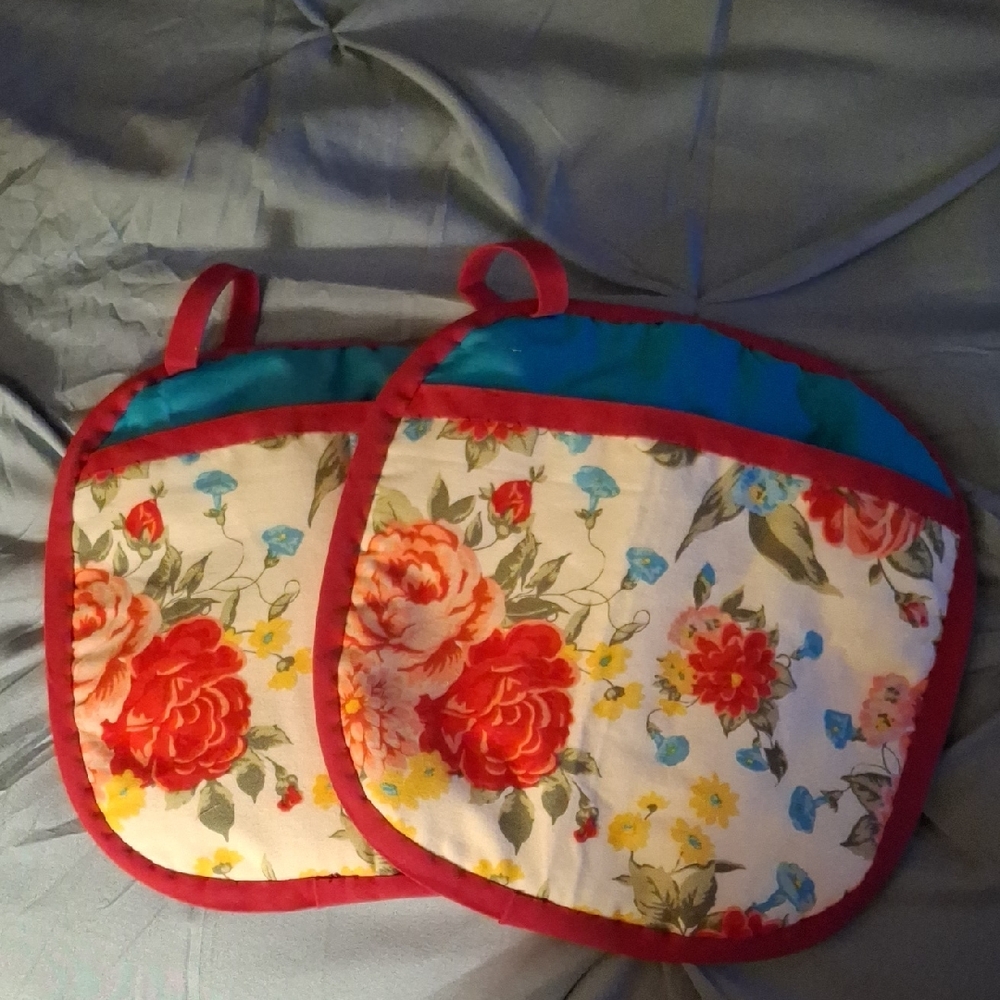 Floral Pot Holders with Red Trim